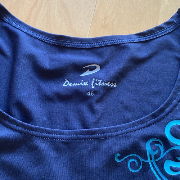 Woman sport top size Medium, but fits better Small - Picture 2 of 4